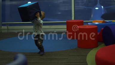 男孩在机场的儿童游乐区玩<strong>大方</strong>块`慢动作