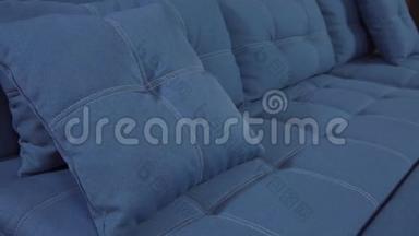 装饰蓝色简约设计师枕头整齐地躺在时尚沙发上