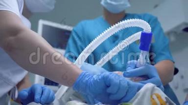 一组医生在麻醉下做手术，病人戴氧气面罩，测<strong>量体温</strong>