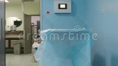 空的现代化手术室.. 手术室配备现代化医疗设备.. 不是人。