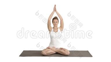 放松的女人在瑜伽的位置，把手放在一起，冥想白色的背景。