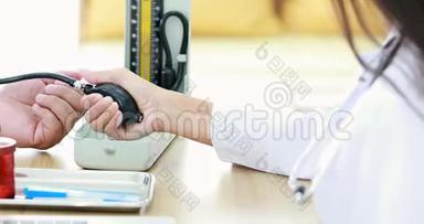 医生使用<strong>水星</strong>血压计来检查病人在医院`血压。