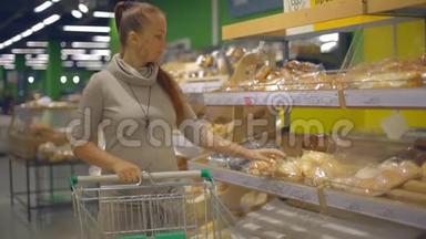 生活方式的女人在超市里选择面包