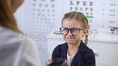 快乐女学生根据眼镜师推荐吃蓝莓，眼部维生素