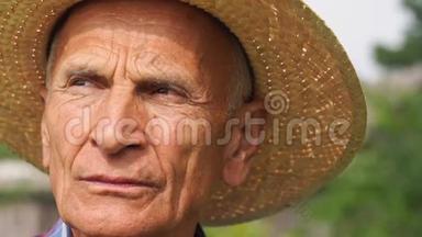 一个<strong>满脸皱纹</strong>的老人在花园里看风景
