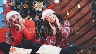 慢动作<strong>视频</strong>夫妇享受圣诞节的心情和乐趣旁边的<strong>圣诞树</strong>。