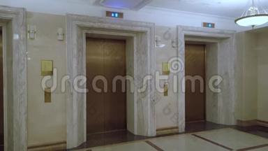 莫斯科雷迪森酒店配有三台电梯的豪华大厅全景