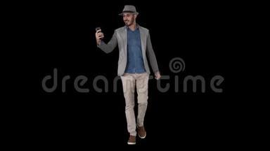 有魅力的男士穿着休闲服装，帽子，时髦的风格，录制vlog或打视频电话，阿尔法频道
