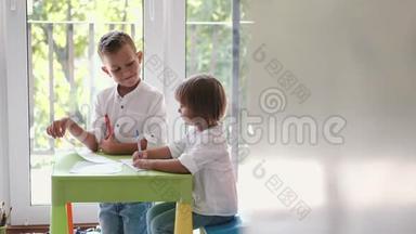 两个孩子在家一起用彩色铅笔画画