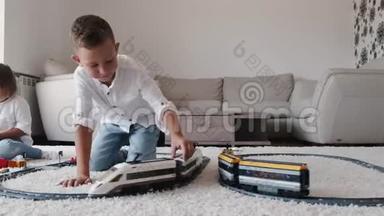 一个男孩独自在家玩玩具铁路和火车