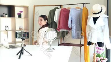 4k视频吸引人的年轻时尚博客坐在镜头前，在展厅<strong>录制</strong>关于时尚和服装的视频
