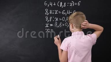 小学生想在黑板附近解决数学练习，小学教育