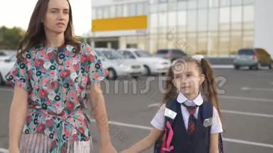放学后，母女俩在停车场散步回家。
