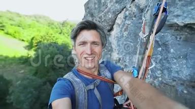 一名摄影师在悬崖上的攀爬绳索上拍摄自拍
