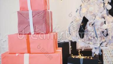 可爱的孩子为她的朋友和家人准备了圣诞礼物，正从一<strong>堆</strong>红色<strong>礼品</strong>盒后面偷看。