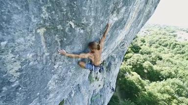 攀岩者在石灰石悬崖上攀爬，<strong>大范围移动</strong>，手里拿着绳索夹着
