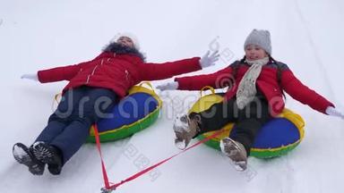 孩子们在冬天雪橇。 青少年在冬<strong>季</strong>公园玩圣诞假期。 快乐童年的概念。 <strong>开心</strong>快乐