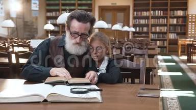 一个美丽的镜头，老胡子爷爷戴着眼镜，孙女坐在<strong>图书馆看书</strong>