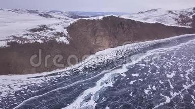 <strong>冰湖</strong>的美丽全景.. 冬季景观拍摄与无人机。 冬季贝加尔湖