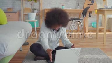 美丽的非裔美国女人，她留着非洲发型，坐在地板上，手提电脑，了解了温·<strong>慢</strong>莫的<strong>故事</strong>