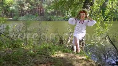穿着乌克兰民族服装的<strong>漂亮</strong>女人靠在河边的桦<strong>树上</strong>