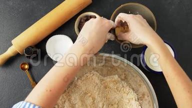 厨师或面包师在面包店做面团