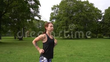 慢动作-在公园跑步的年<strong>轻运动</strong>女子