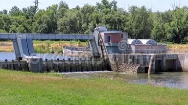 在奥德拉河上的奥斯特拉发市附近的<strong>水力发电</strong>厂和堰，生产清洁电力