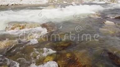浅河中的水在岩石上流动，可见白浪，慢动作视频