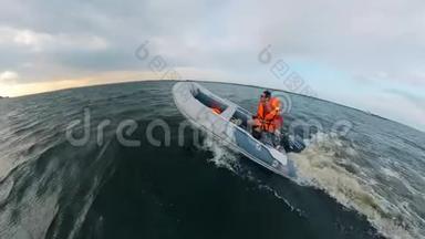一个人在波浪上驾驶<strong>充气船</strong>。