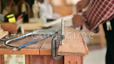 在木工车间工作的木匠。家具木制品及<strong>家居</strong>装饰制作理念。