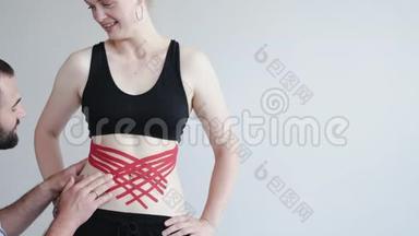 临床上治疗师将运动学磁带贴在妇女`肩膀上