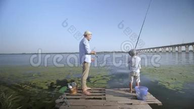 快乐的童年，爸爸和儿子在<strong>河边</strong>的暑假周末玩<strong>钓鱼</strong>
