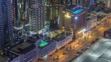 汽车停车场，屋顶游泳池从上面的夜间时间推移，空中俯视。 阿联酋迪拜
