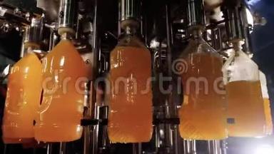 自动输送线装瓶天然柑橘果汁在工厂。