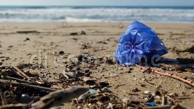 蓝色塑料<strong>瓶</strong>在<strong>海洋</strong>生态系统上的模糊波浪运动，星球拯救4k