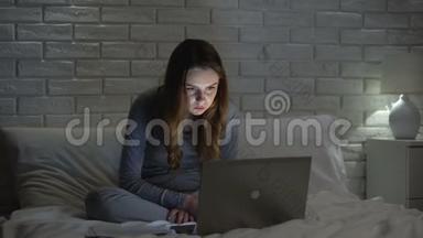 深夜上网的苍白的女孩，看上去精疲力竭，沉迷于网络