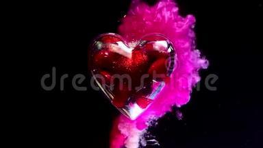 2月14日情人节`概念。 一颗美丽的玻璃心充满了小小的红心