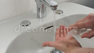 面目全非的男人洗手，关门