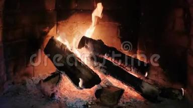 在<strong>壁炉</strong>里燃烧。 木材和橡胶在<strong>壁炉</strong>详细的火灾背景。 一个循环的<strong>壁炉</strong>夹子
