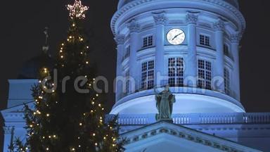 圣诞树和<strong>参议院</strong>大楼背景在芬兰赫尔辛基，4k