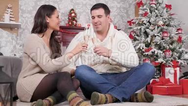 在圣诞前夜，一对美丽的白种人夫妇戴着香槟<strong>碰杯</strong>