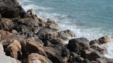 近距离观看大海浪的石头。 波浪冲击岩石海岸。 蔚蓝的海水<strong>撞击</strong>在岩石海岸上。 泼水