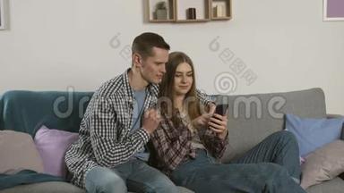 当<strong>女友</strong>使用智能手机时，笑容满面的男人出现了拇指
