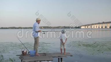 快乐的童年，慈爱的爸爸在暑假期间和他亲爱的儿子在<strong>河边钓鱼</strong>