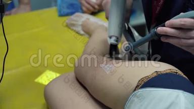 外科医生正在对病人`腿做手术。 近距离4k