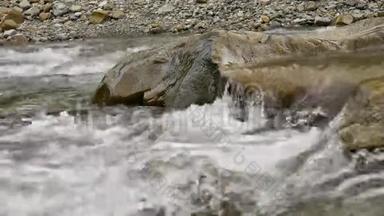 用灰色大石头、快速水流拍摄的透明山涧特写视频