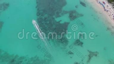 在加勒比海小镇的水蓝滩上加速4k空中射击追踪喷气滑雪