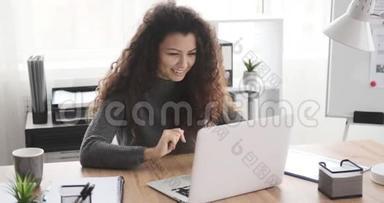 令人惊讶的女商人在笔记本电脑上工作
