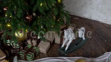 节日，新年礼物盒和木制`玩具在装饰的圣诞<strong>树下</strong>，金色的鲍鱼，花环在舒适的地方